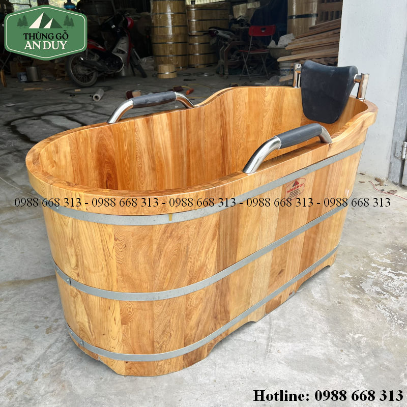 Gối tựa đầu bọc da trên bồn tắm gỗ Pơ Mu.