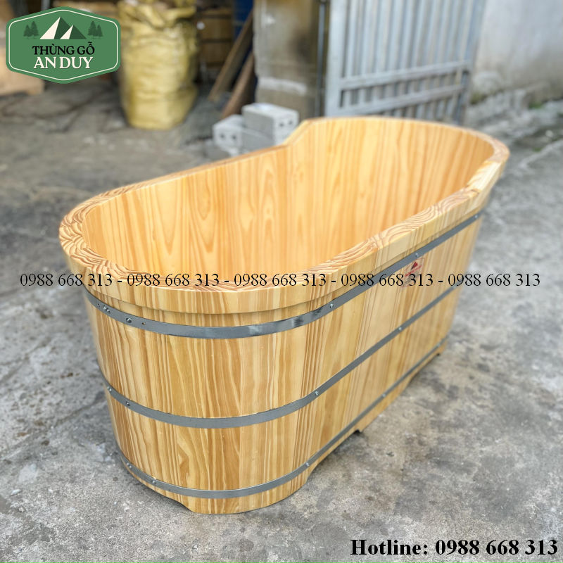 Bề mặt gỗ thông tự nhiên trên bồn tắm bo viền