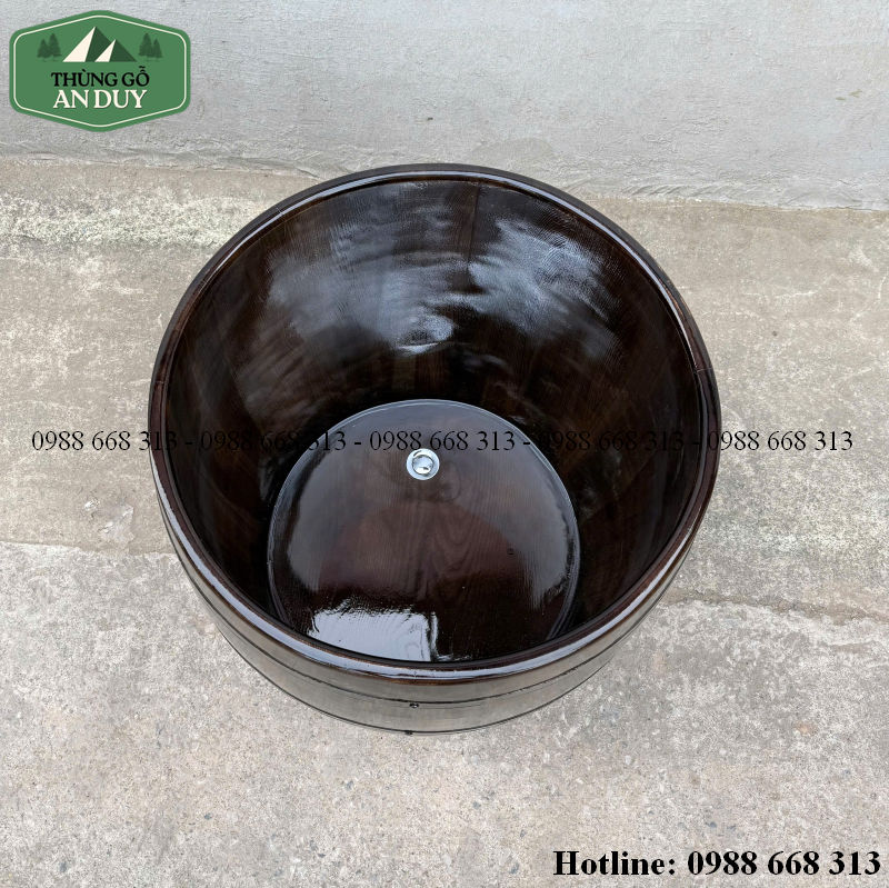 Bồn tắm gỗ thông ngâm nước ấm và thảo dược
