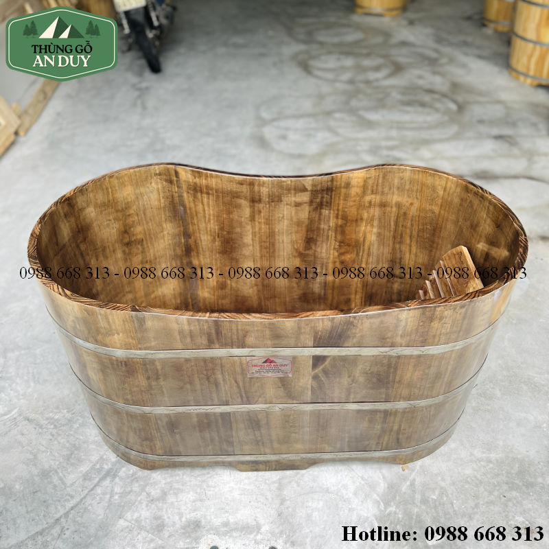 Bồn tắm gỗ thông giả cổ dáng Oval trong không gian Spa
