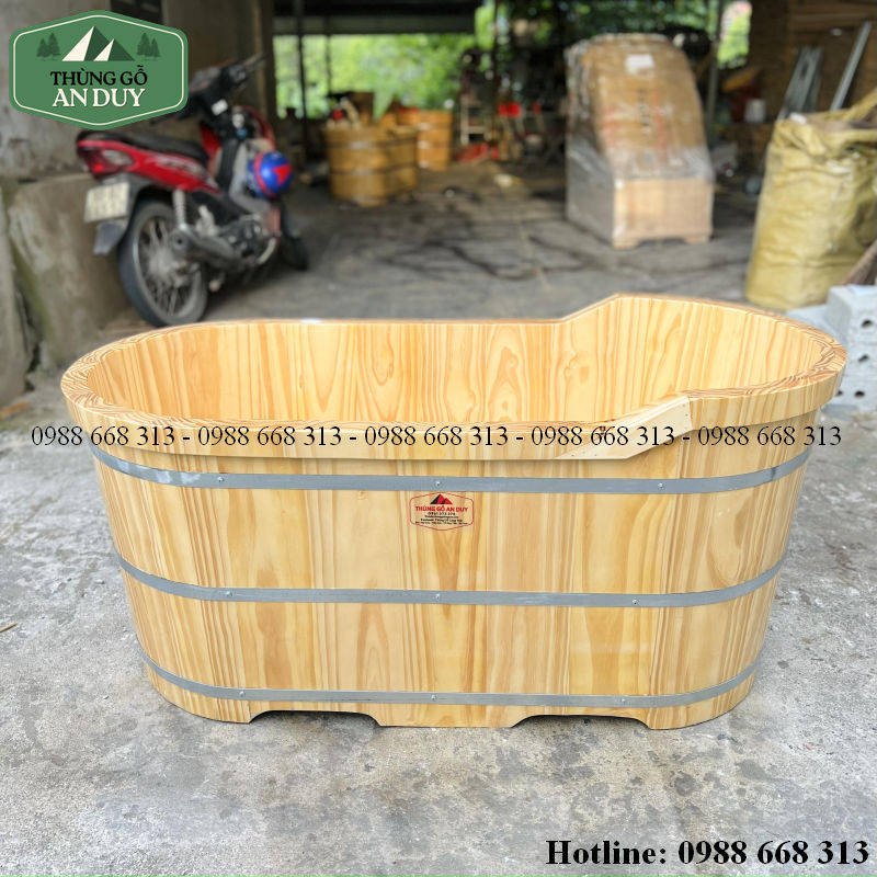 Người dùng ngâm mình trong bồn tắm gỗ bo viền tại nhà