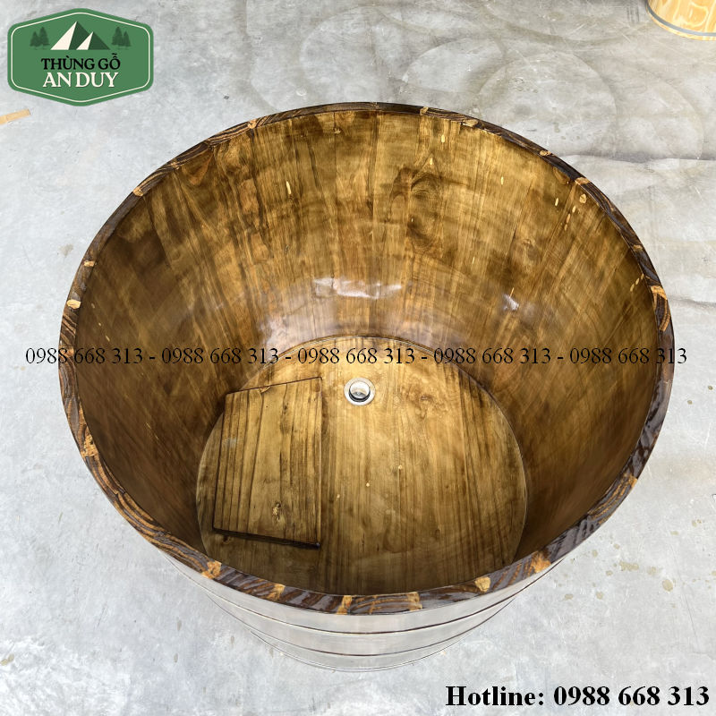 Bồn tắm gỗ Pơ Mu dáng dài trong phòng tắm