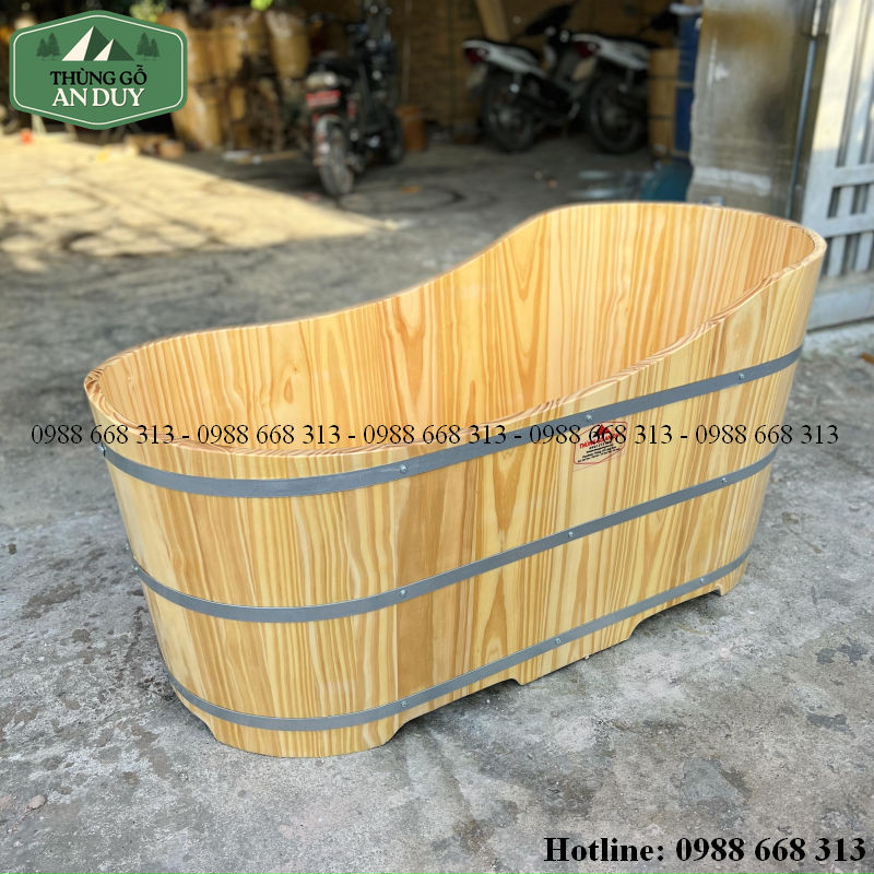 Chi tiết đai kim loại và mộng ghép trên bồn tắm gỗ thông