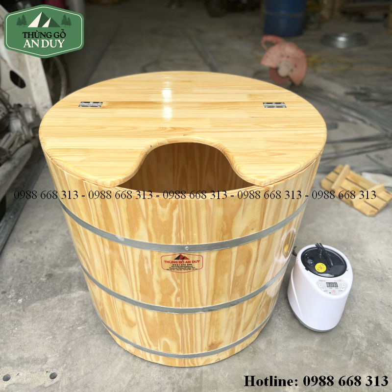 Người dùng xông hơi trong bồn tắm gỗ thông dáng tròn