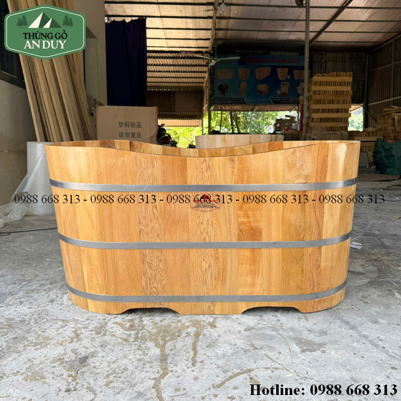 Bồn tắm gỗ thông dáng oval thiết kế tự nhiên cho phòng tắm gia đình