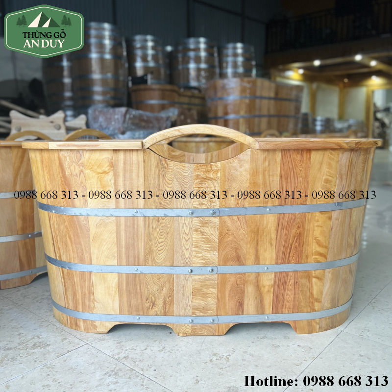 Bồn tắm gỗ Pơ Mu tay cầm dáng Oval cấu tạo chắc chắn
