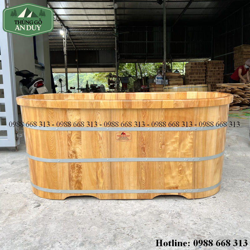 Bồn tắm gỗ Pơmu dáng oval bo viền tự nhiên.