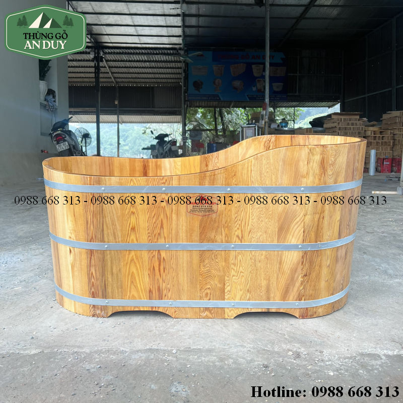 Bồn tắm gỗ Pơmu dáng thuyền thiết kế thuôn dài tự nhiên.