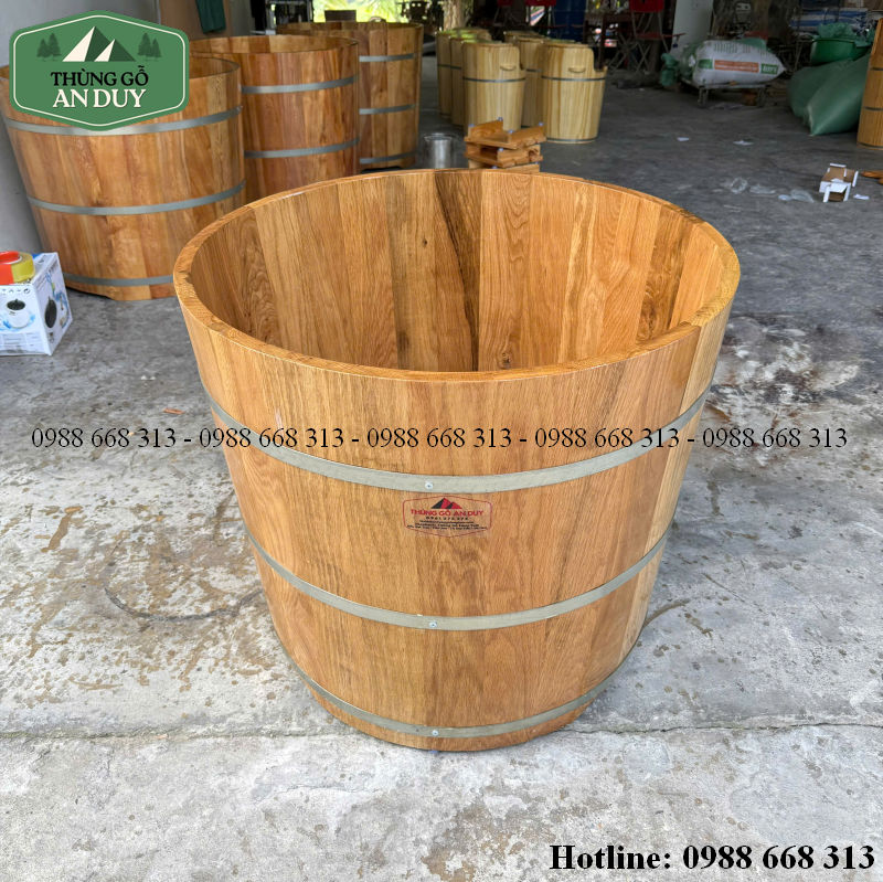 Bồn tắm gỗ tròn kích thước 80x70 cm.