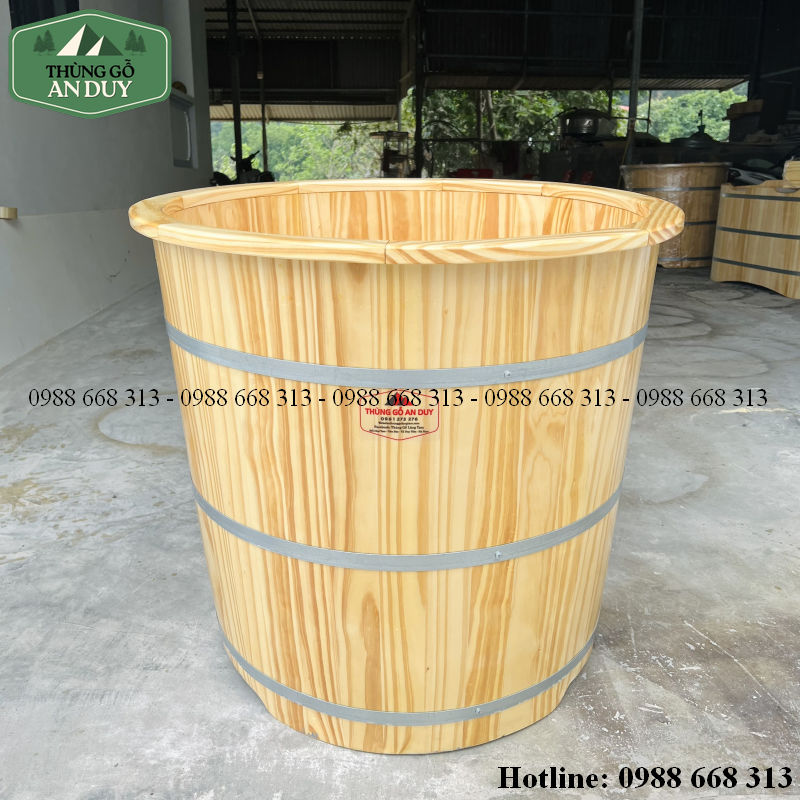 Bồn tắm gỗ thông tròn bo viền thiết kế đứng tự nhiên.