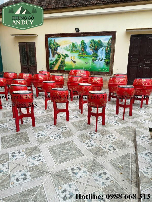 Dàn trống hội làng 5 quả gồm một trống lớn và bốn trống nhỏ.