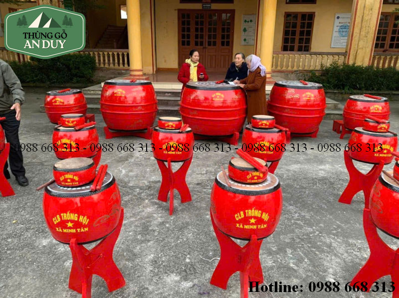 Thân trống hội sơn đỏ trang trí họa tiết rồng phượng.