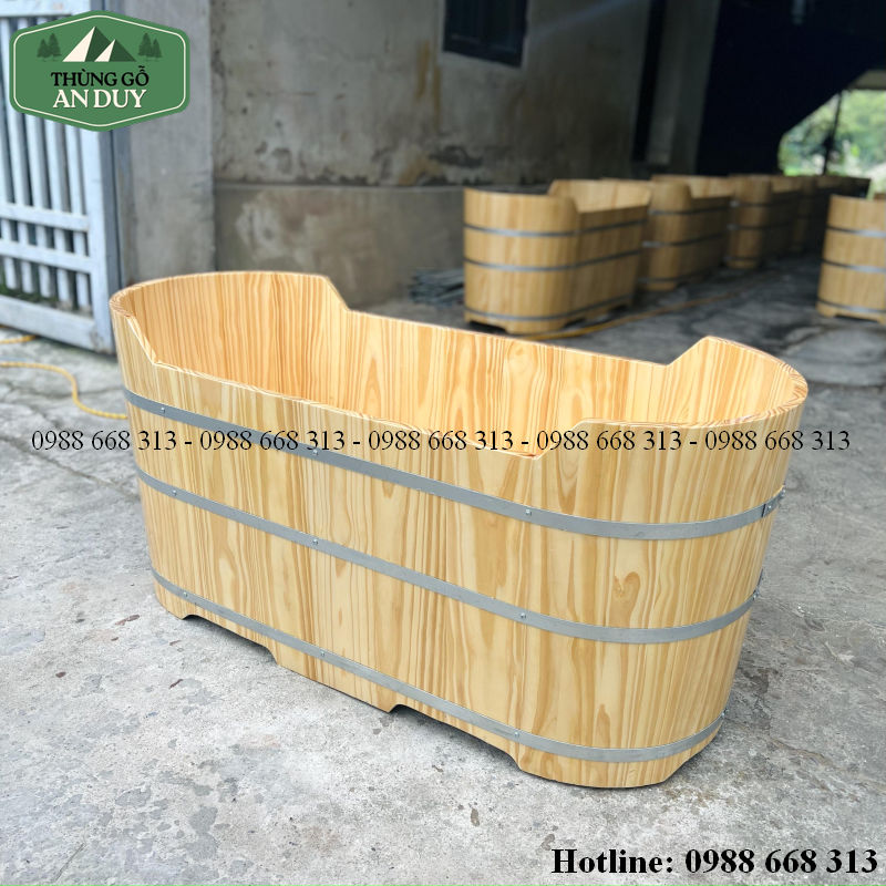 Hai Bên Bồn Tắm Gỗ Thông Được Cắt Giữa