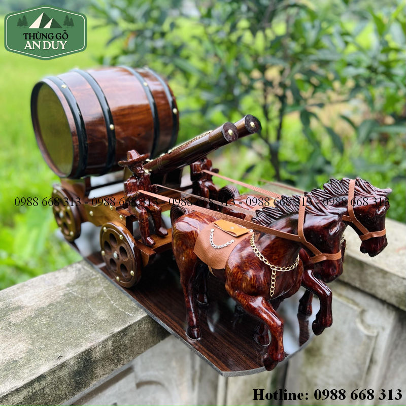 Thùng gỗ 5 lít trên mô hình ngựa kéo thùng rượu vang