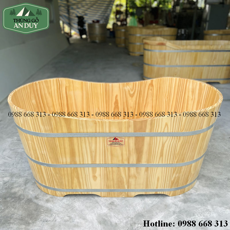 Bồn tắm gỗ thông dáng oval hoàn thiện tại xưởng sản xuất