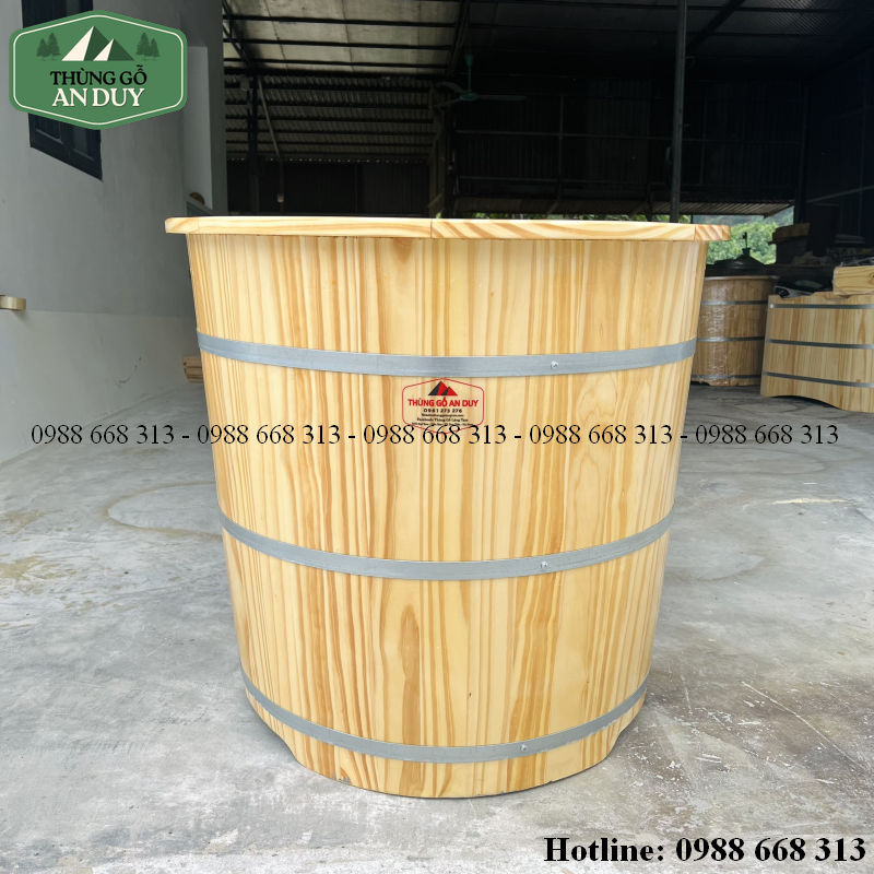 Bồn tắm gỗ thông tròn bo viền An Duy hoàn thiện tại xưởng.