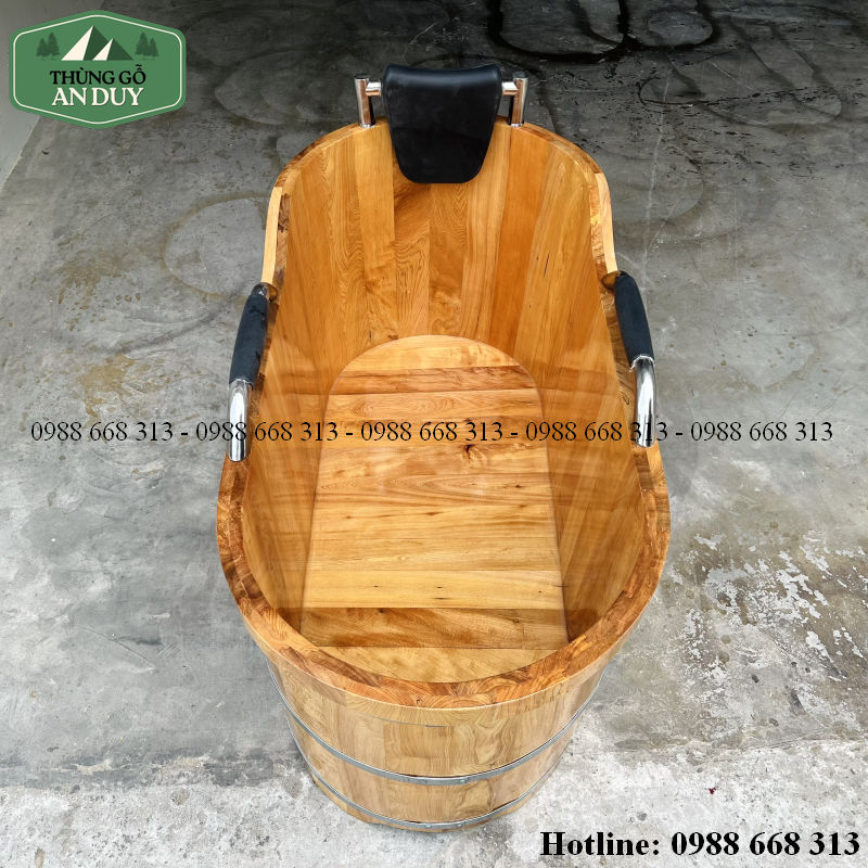 Không gian bên trong bồn tắm gỗ Pơ Mu bọc da rộng rãi.