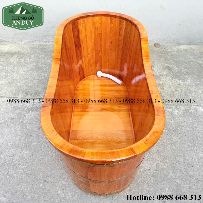 Người dùng kiểm tra thân bồn, mạch ghép và van xả trước khi sử dụng.