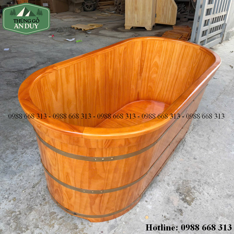 Ghế ngồi bên trong bồn tắm gỗ thông.