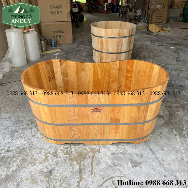 Bồn tắm gỗ thông dáng oval hoàn thiện tại xưởng sản xuất