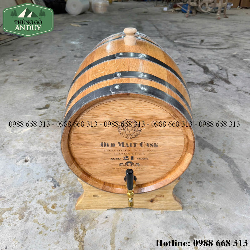 Bình ngâm rượu gỗ sồi 50L đặt trong phòng rượu