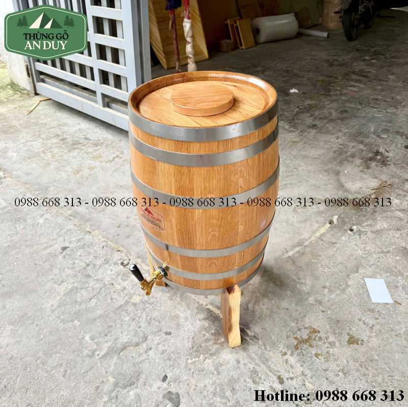 Thùng rượu gỗ sồi 50 lít dáng đứng đặt trong phòng khách.