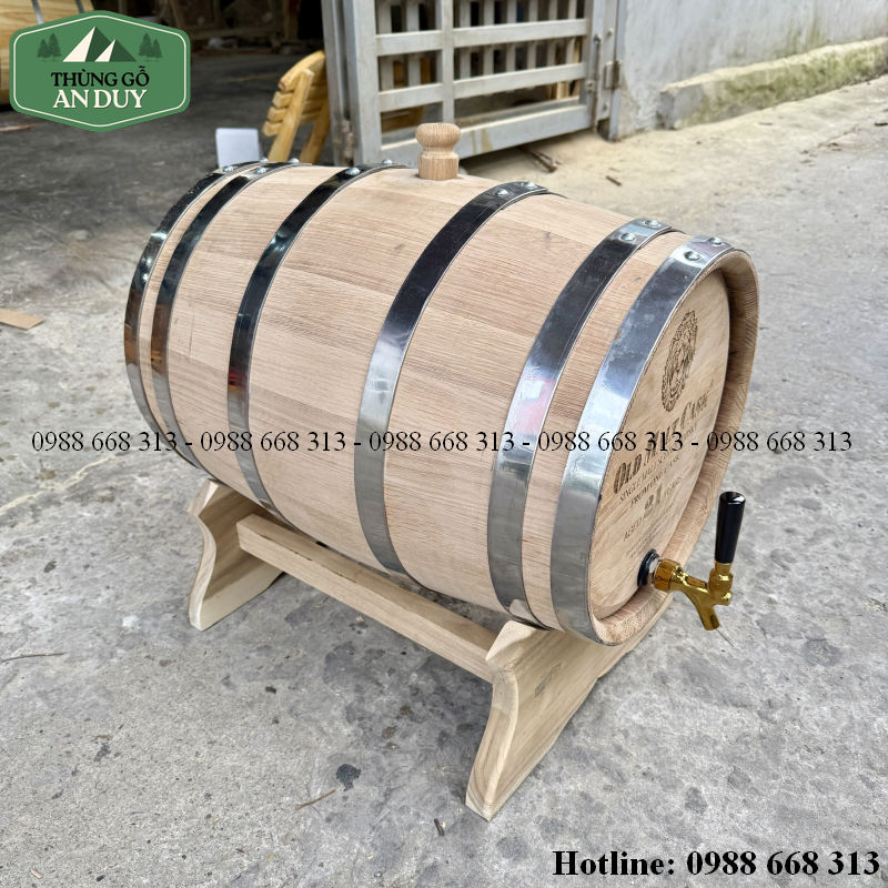 Thanh gỗ sồi ghép mộc và đai kim loại trên thùng rượu.
