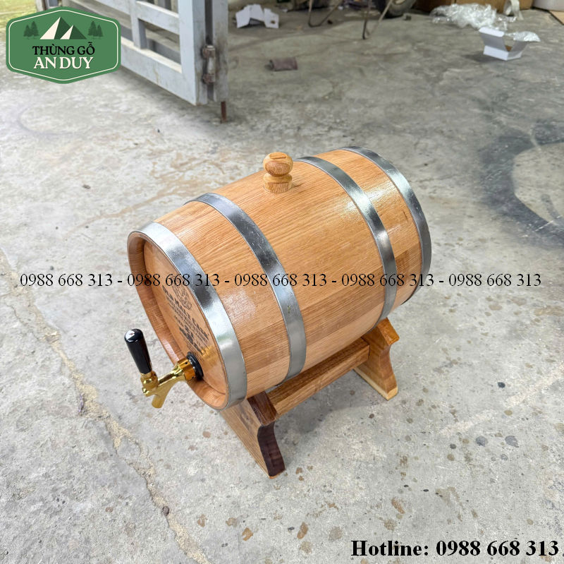 Thùng rượu gỗ sồi 10 lít đặt trong phòng khách.