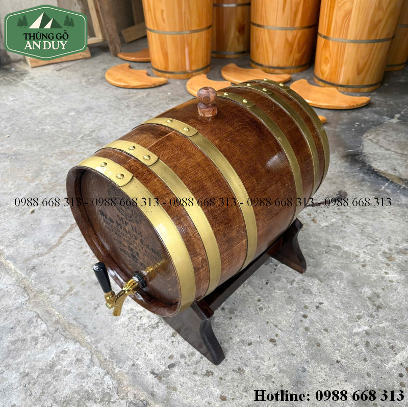 Thùng rượu gỗ trang trí và ngâm rượu trong không gian gia đình.