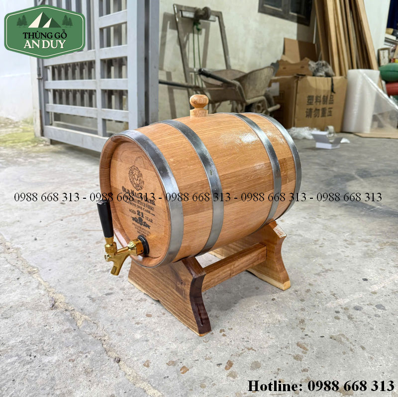 Thùng rượu gỗ sồi 10 lít dùng để ngâm rượu tại nhà.
