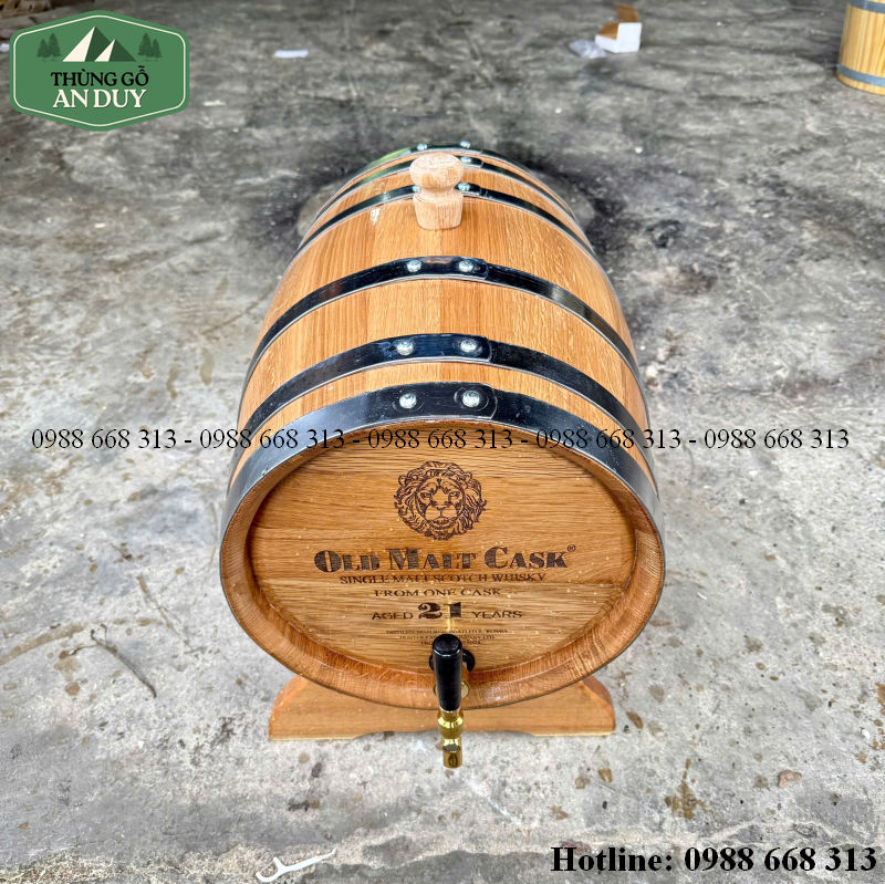 Thùng gỗ sồi ngâm rượu 30 lít trong phòng rượu gia đình.