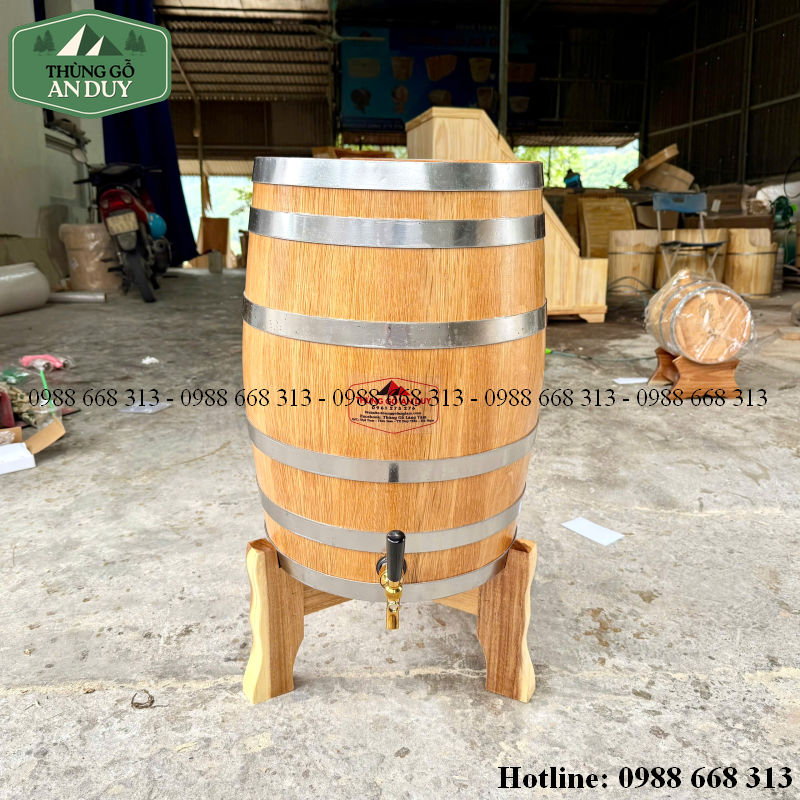 Thùng rượu gỗ sồi 50 lít dáng đứng có chân đế 3 chân.