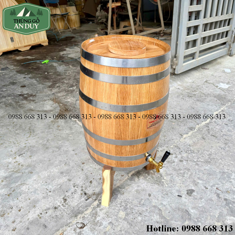 Vòi mạ crom và 6 đai kim loại trên thùng rượu gỗ sồi 50L.
