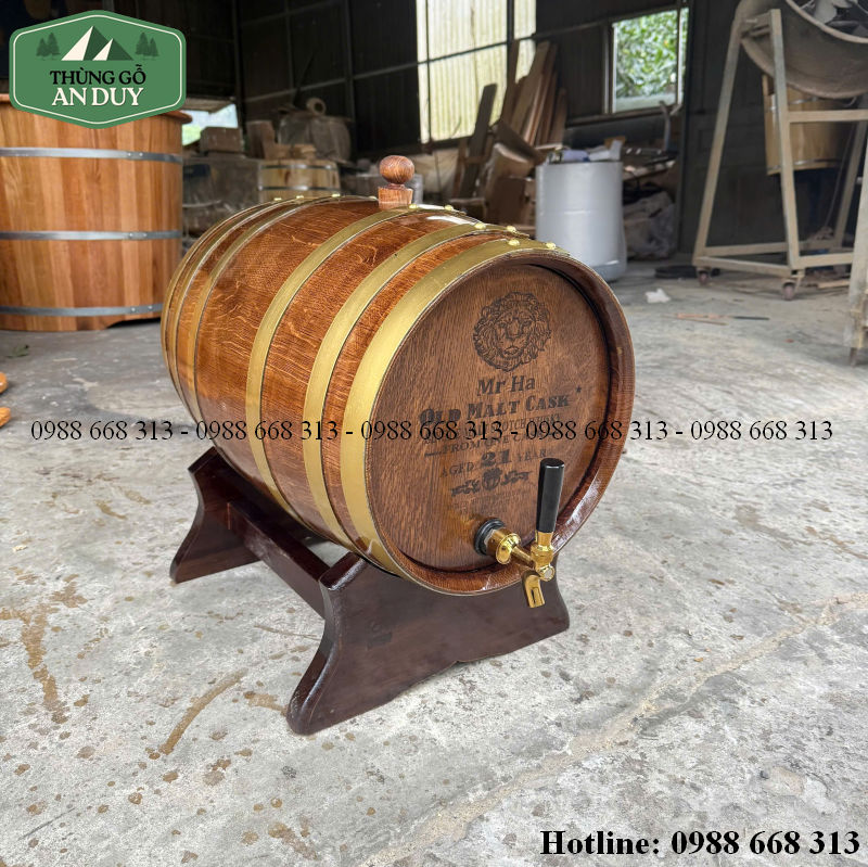 Cấu tạo thùng rượu gỗ với đai kim loại và vòi rót.