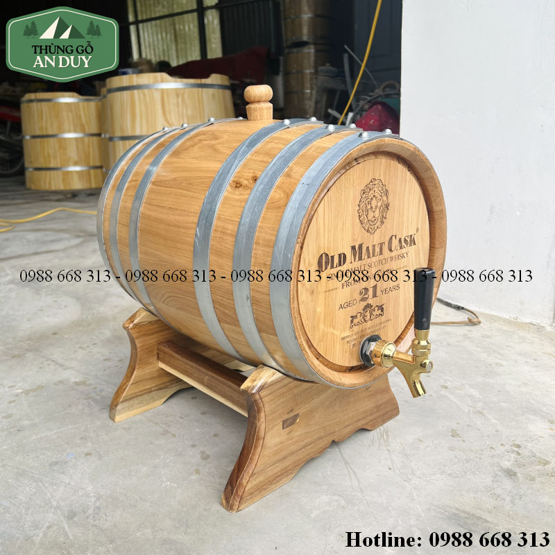 Thùng rượu gỗ sồi 20 lít đặt trong phòng rượu gia đình.