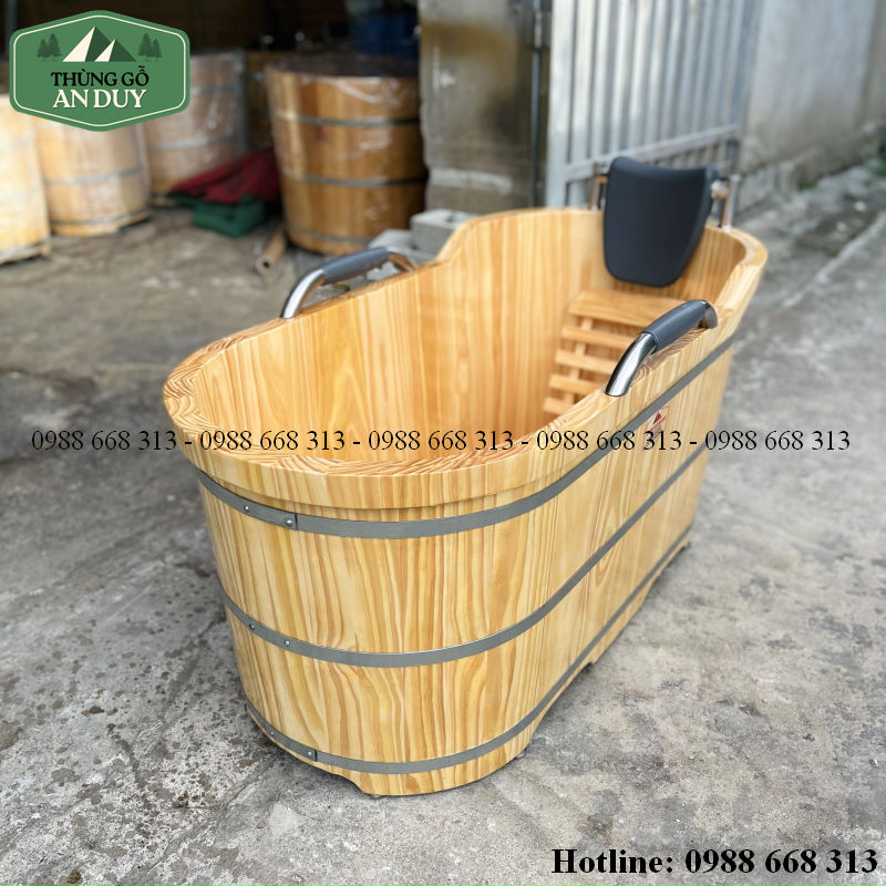 Mặt trong bồn tắm gỗ bọc da dáng nằm rộng rãi