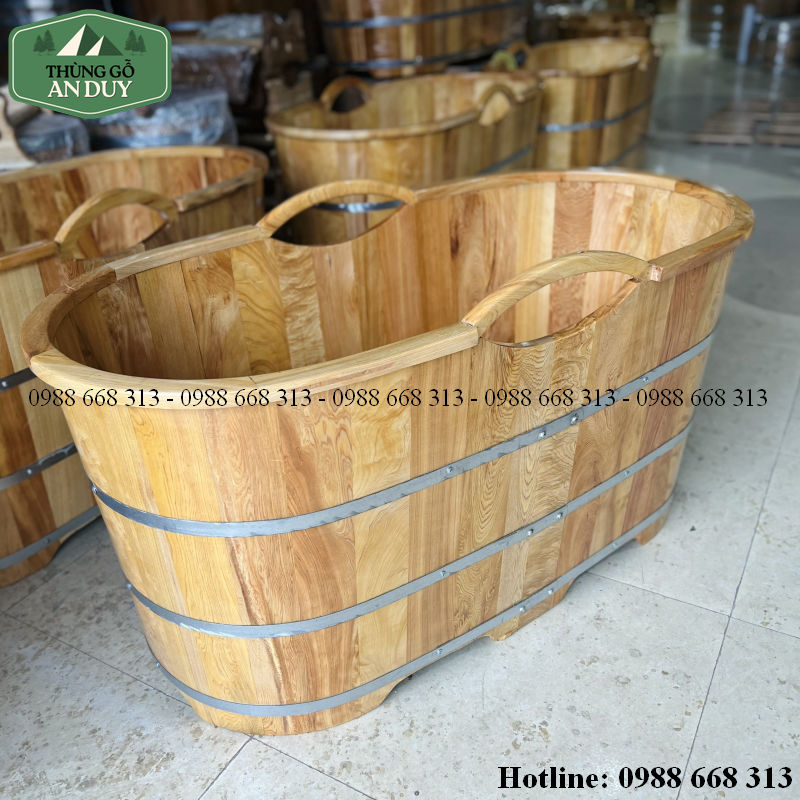 Bồn tắm gỗ Pơ Mu có hai tay cầm chắc chắn hai bên