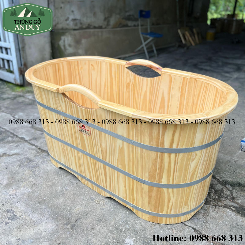 Tay nắm và phần bo viền của bồn tắm gỗ thông tự nhiên