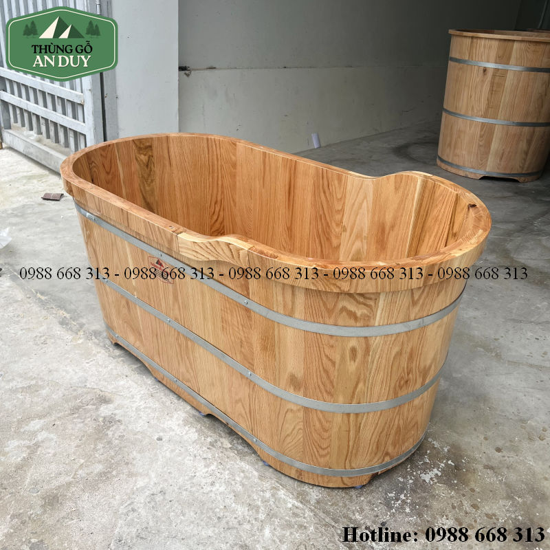 Bồn tắm gỗ Sồi Oval trong phòng tắm.