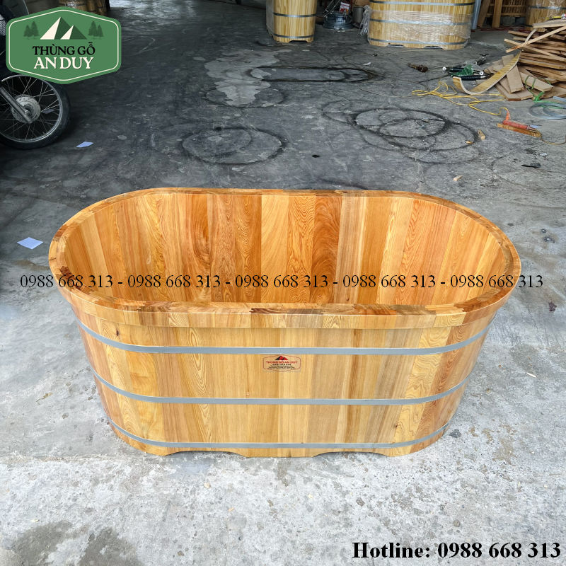 Van xả inox dưới đáy bồn tắm gỗ Pơ Mu dáng nằm.