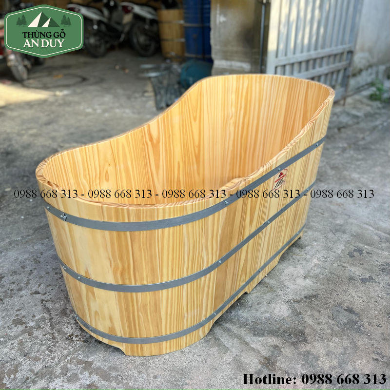 Bề mặt gỗ thông tự nhiên của bồn tắm dáng du thuyền