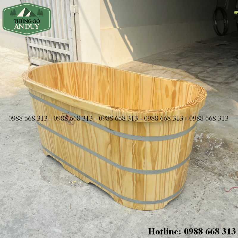 Bồn tắm nằm 2 người gỗ Thông trong phòng tắm.