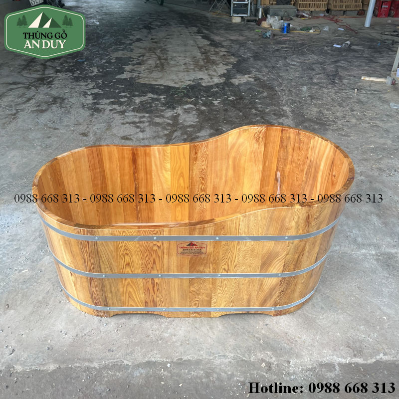 Bồn tắm gỗ Pơmu dáng thuyền hoàn thiện với 3 đai inox.