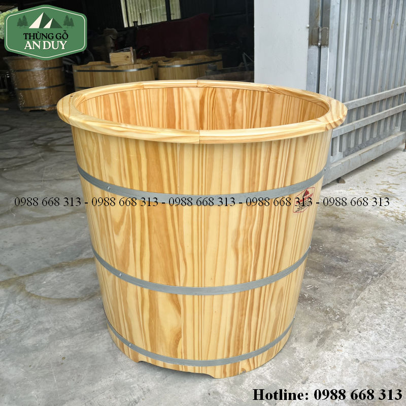 Bồn tắm gỗ thông tròn bo viền đặt trong phòng tắm gia đình.