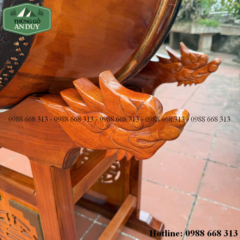 Chân giá được chạm khắc tinh xảo