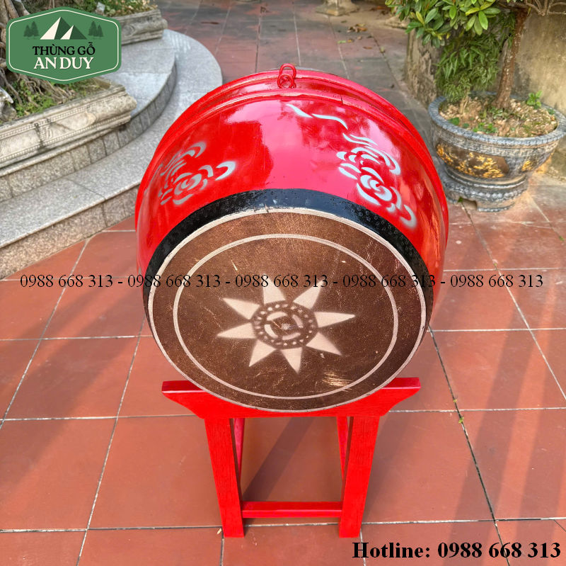 Mặt trống trường da trâu già ghim đinh tre truyền thống.