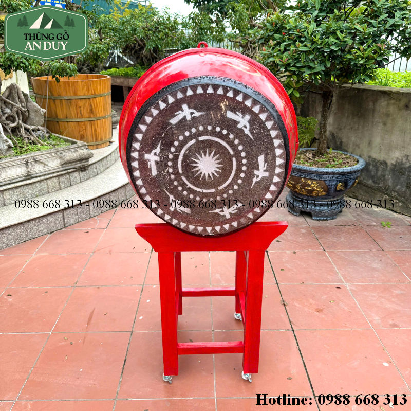 Thân trống trường học sơn đỏ, trang trí hoa văn nhũ vàng