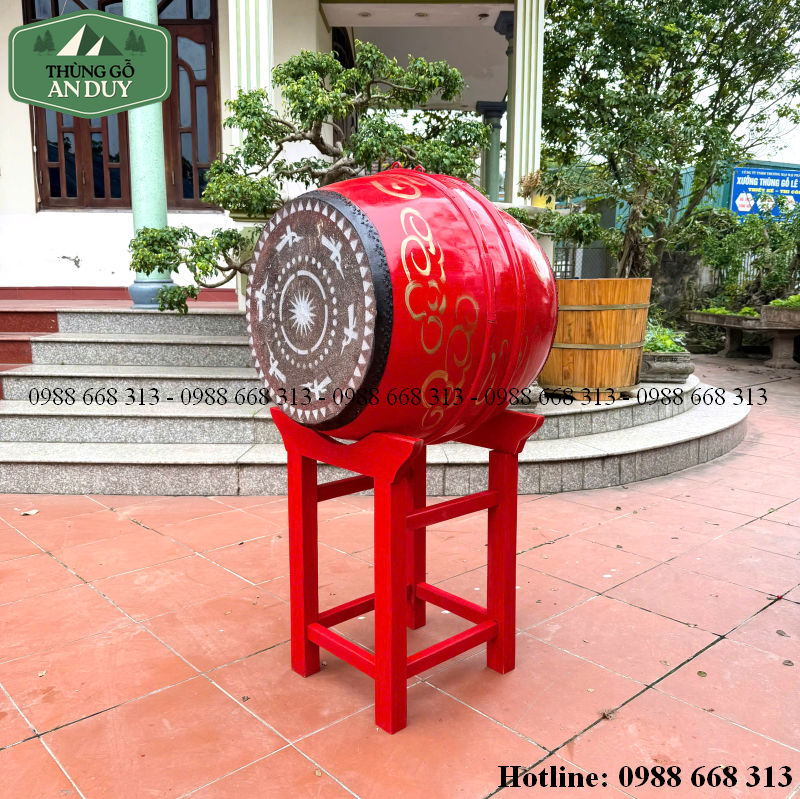 Thân trống trường học gỗ mít sơn đỏ, trang trí hoa văn nhũ vàng.