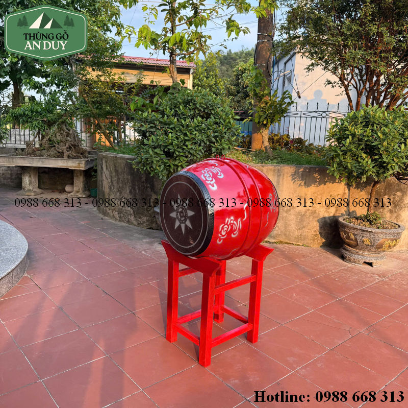 Cận cảnh mặt da trâu già được căng trên tang trống trường học.