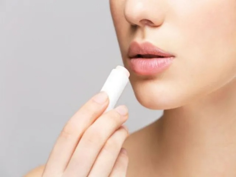 Nên đánh son dưỡng trước khi đánh son màu